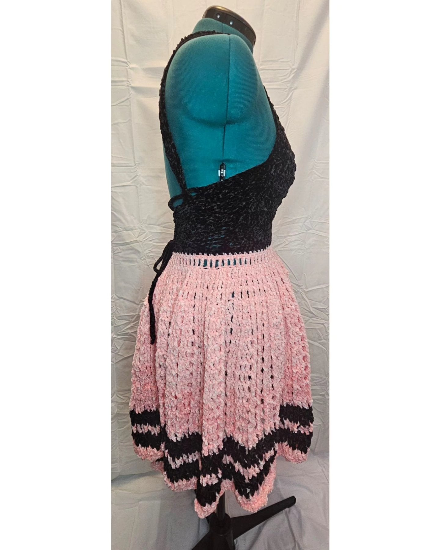 Iris Crochet Keyhole Halter Dress – Black & Blush Pink